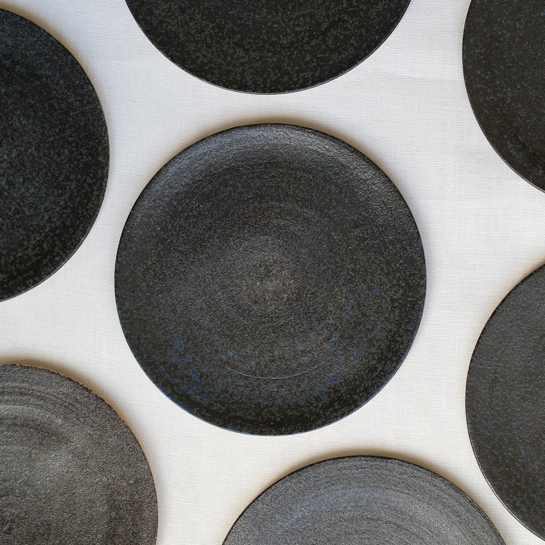Petite assiette realisée à la main par la céramiste Patricia Vieljeux, dans son atelier parisien