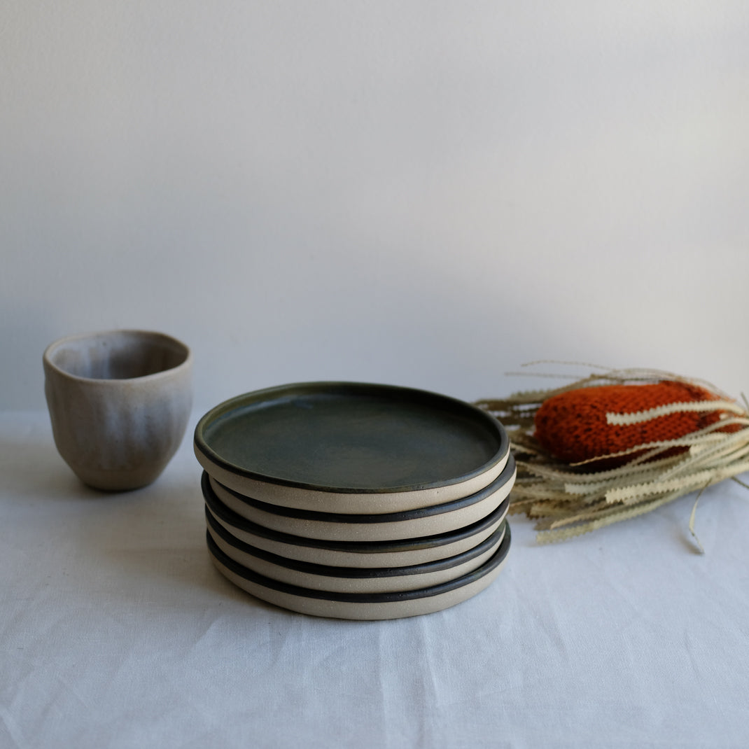 Assiette verte/brune en grès d'Albane Trollé chez Brutal Ceramics