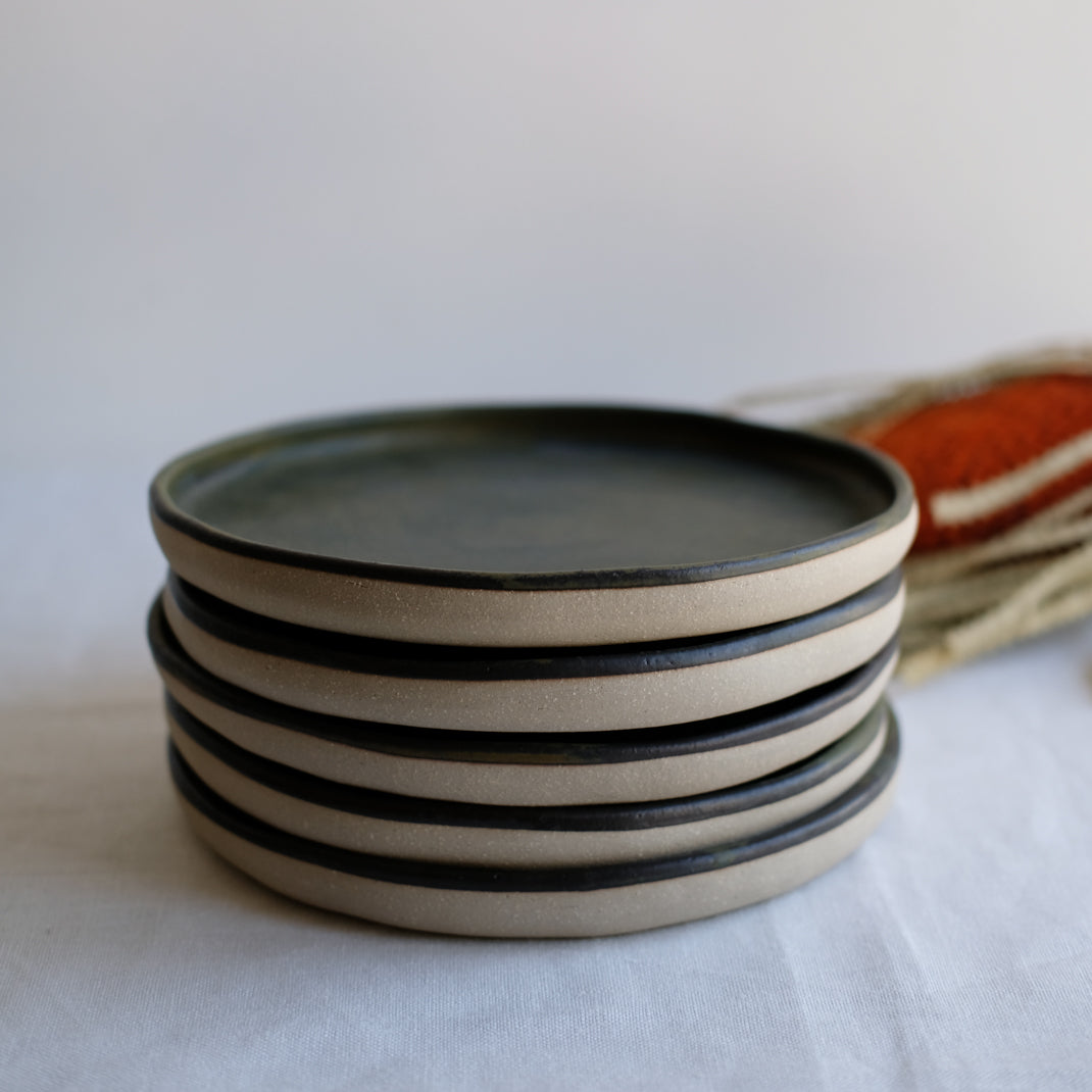 Assiette verte/brune en grès d'Albane Trollé chez Brutal Ceramics