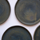 Assiette verte/brune en grès d'Albane Trollé chez Brutal Ceramics