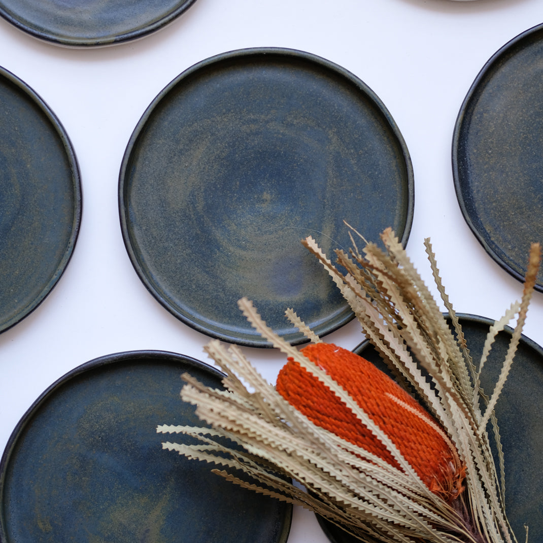 Assiette verte/brune en grès d'Albane Trollé chez Brutal Ceramics