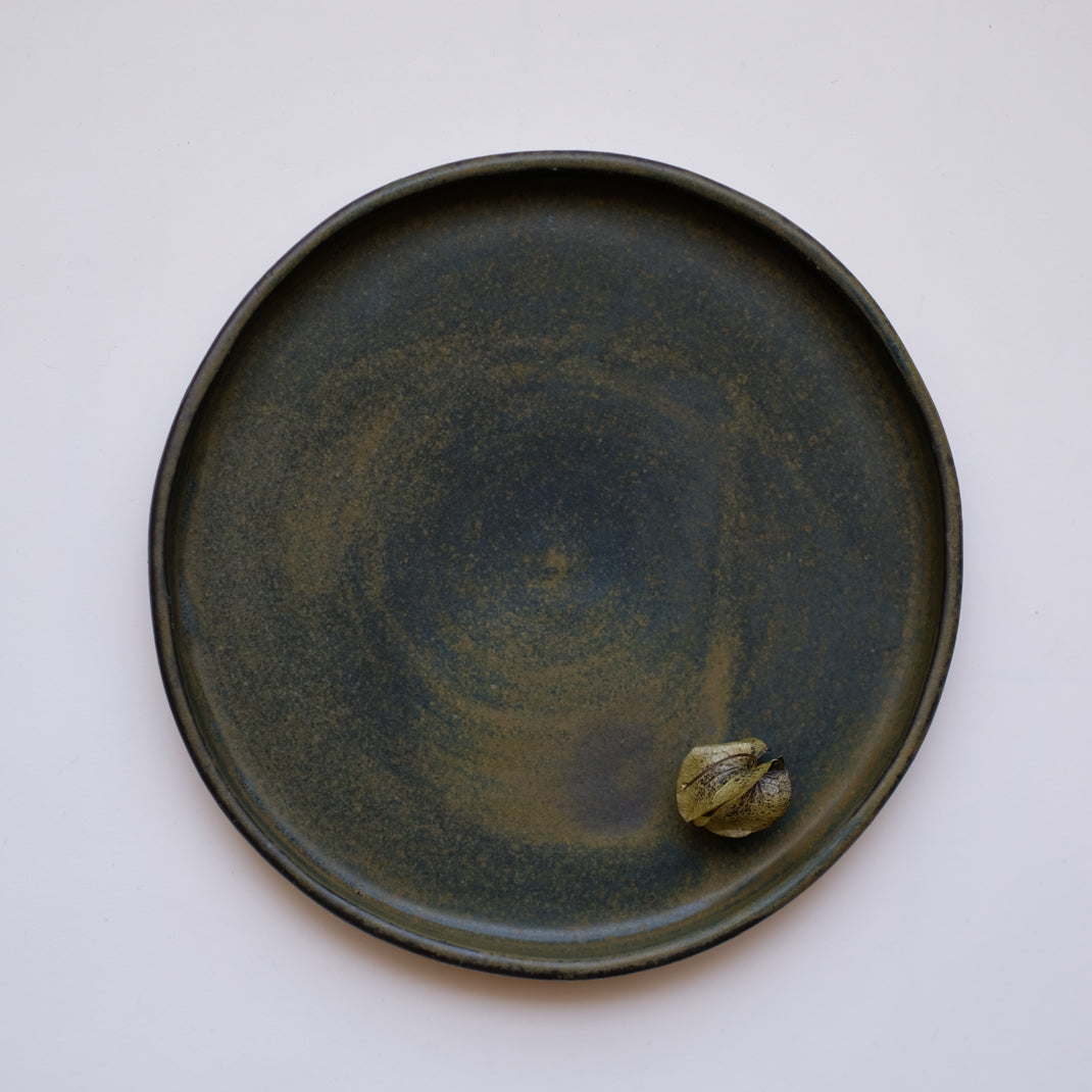Assiette verte/brune en grès d'Albane Trollé chez Brutal Ceramics