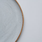 Assiette gris nuage en grès chamotté de l'Atelier M. chez Brutal