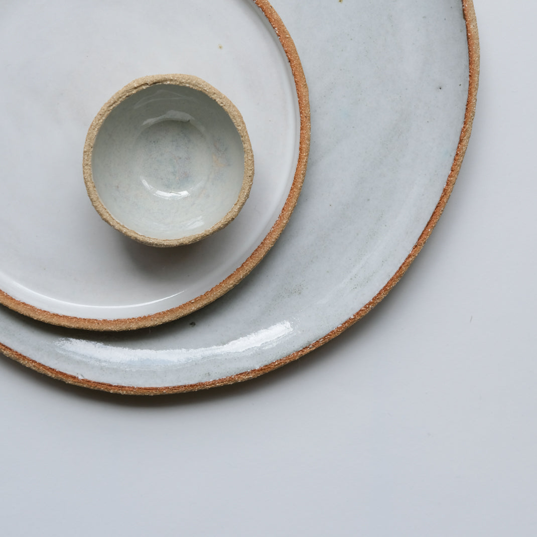 Assiette gris nuage en grès chamotté de l'Atelier M. chez Brutal