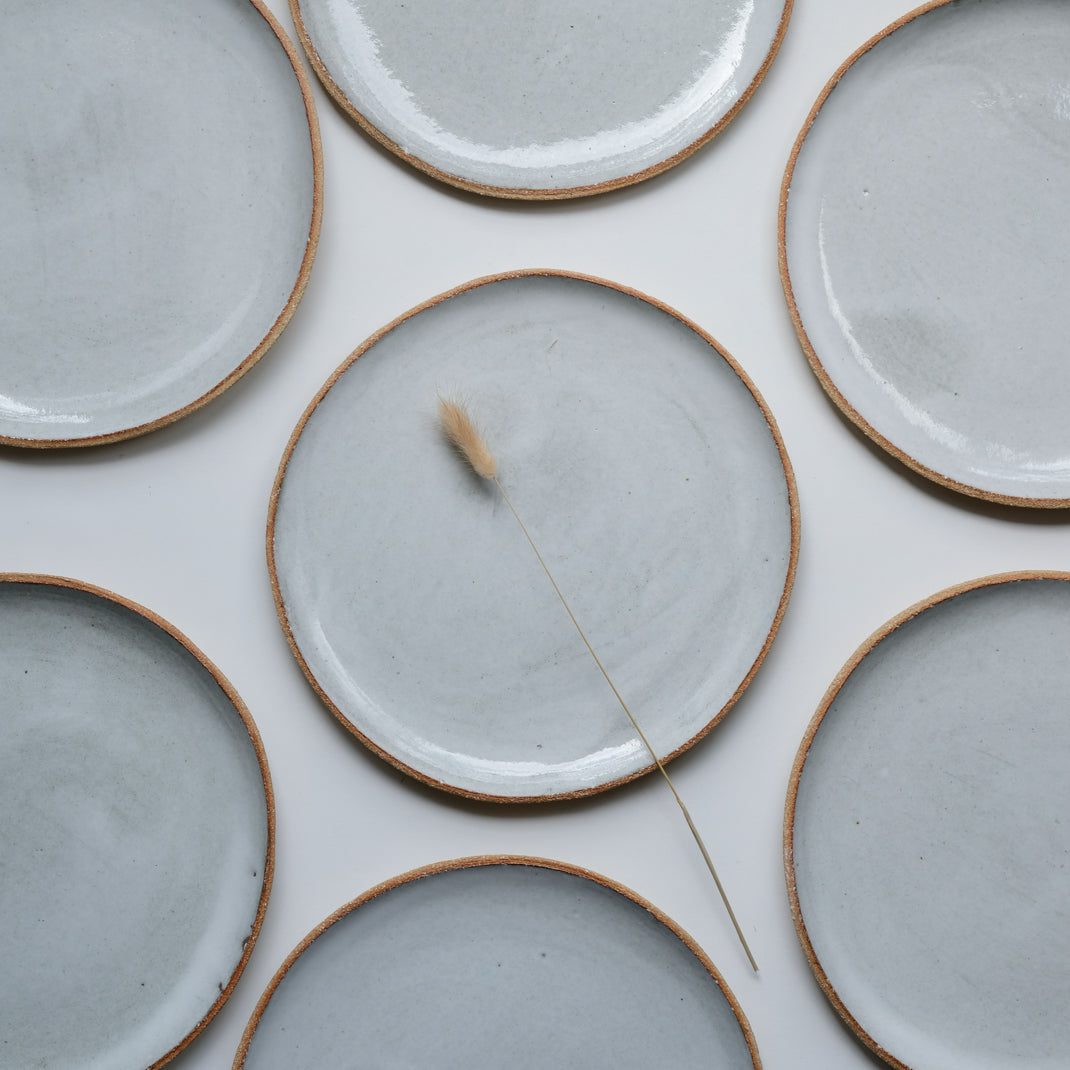 Assiette gris nuage en grès chamotté de l'Atelier M. chez Brutal