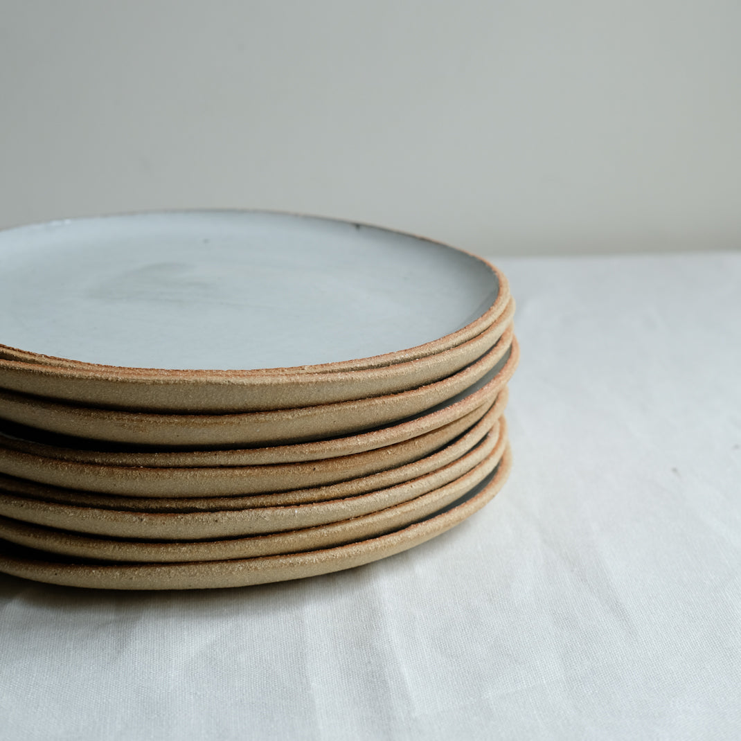 Assiette gris nuage en grès chamotté de l'Atelier M. chez Brutal