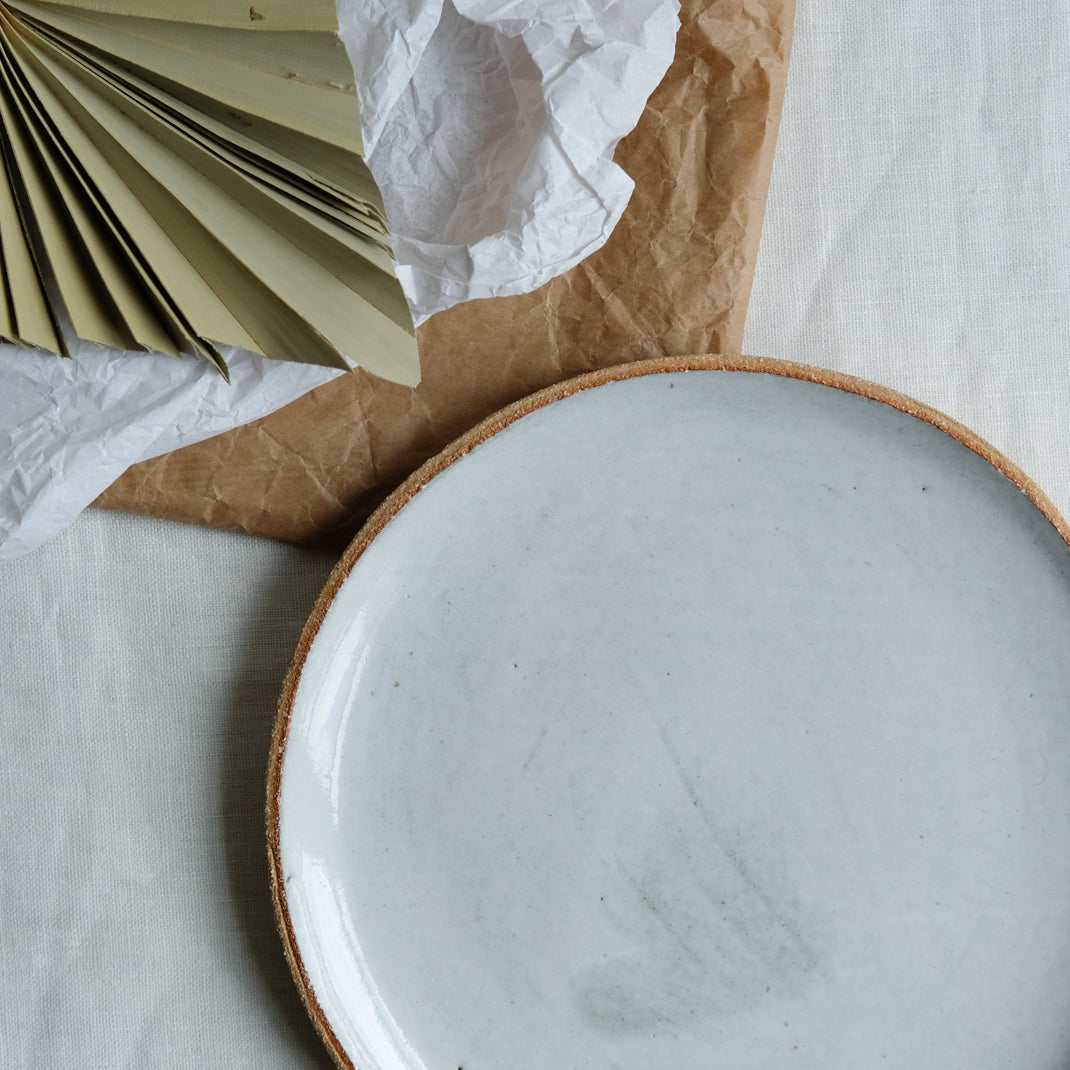 Assiette gris nuage en grès chamotté de l'Atelier M. chez Brutal
