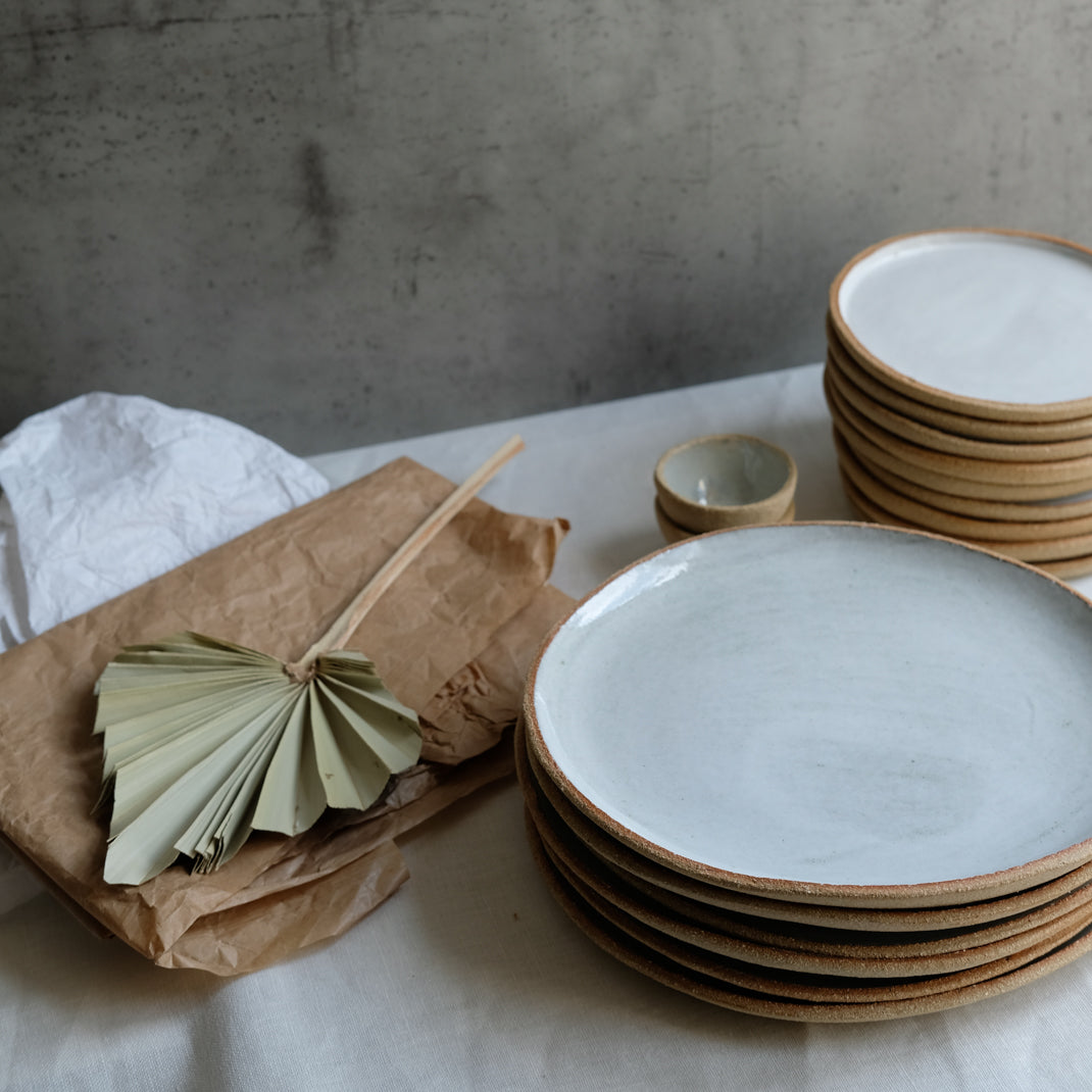 Assiette gris nuage en grès chamotté de l'Atelier M. chez Brutal