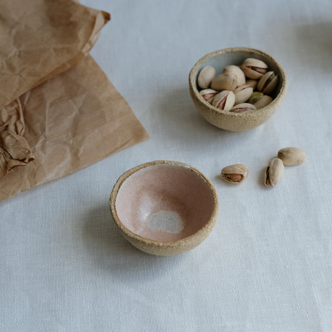 Bolinette en grès rose de l'Atelier M. chez Brutal Ceramics
