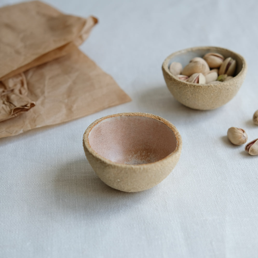 Bolinette en grès rose de l'Atelier M. chez Brutal Ceramics
