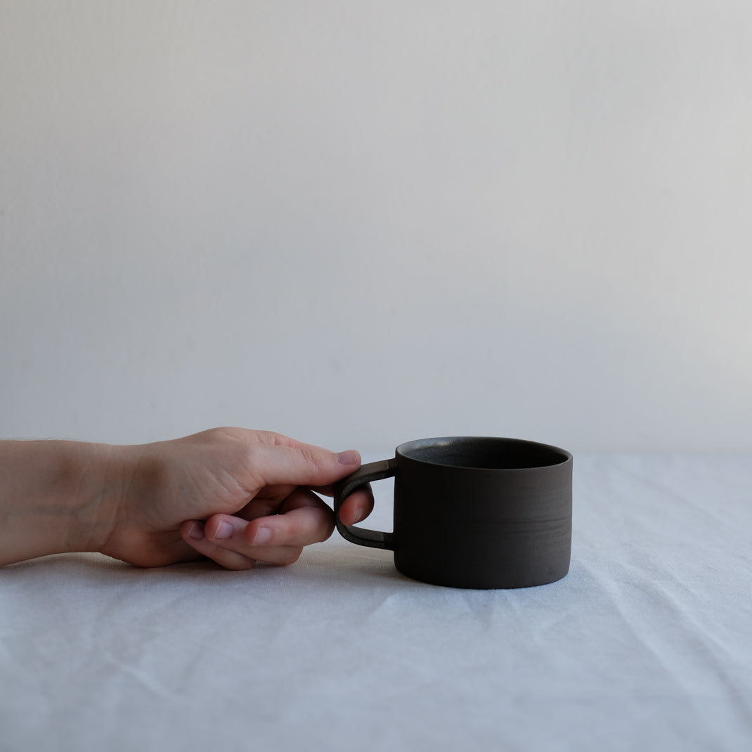 Tasse "Lava" couleur brun d'Atelier Epiney chez Brutal Ceramics