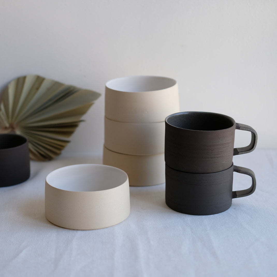Tasse "Lava" couleur brun d'Atelier Epiney chez Brutal Ceramics