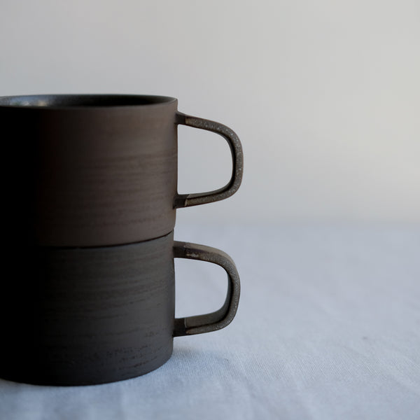 Tasse "Lava" couleur brun d'Atelier Epiney chez Brutal Ceramics