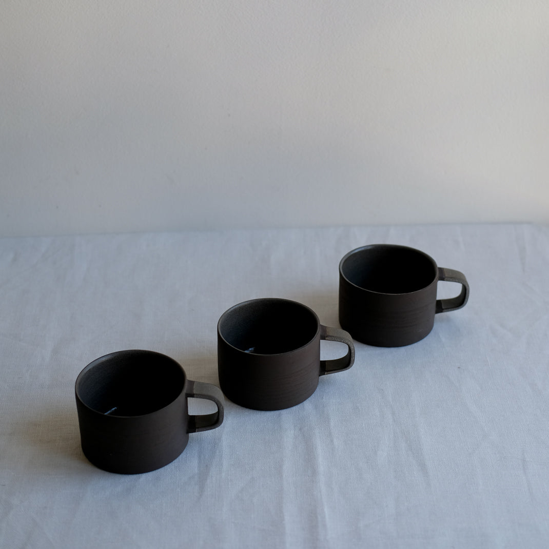 Tasse "Lava" couleur brun d'Atelier Epiney chez Brutal Ceramics