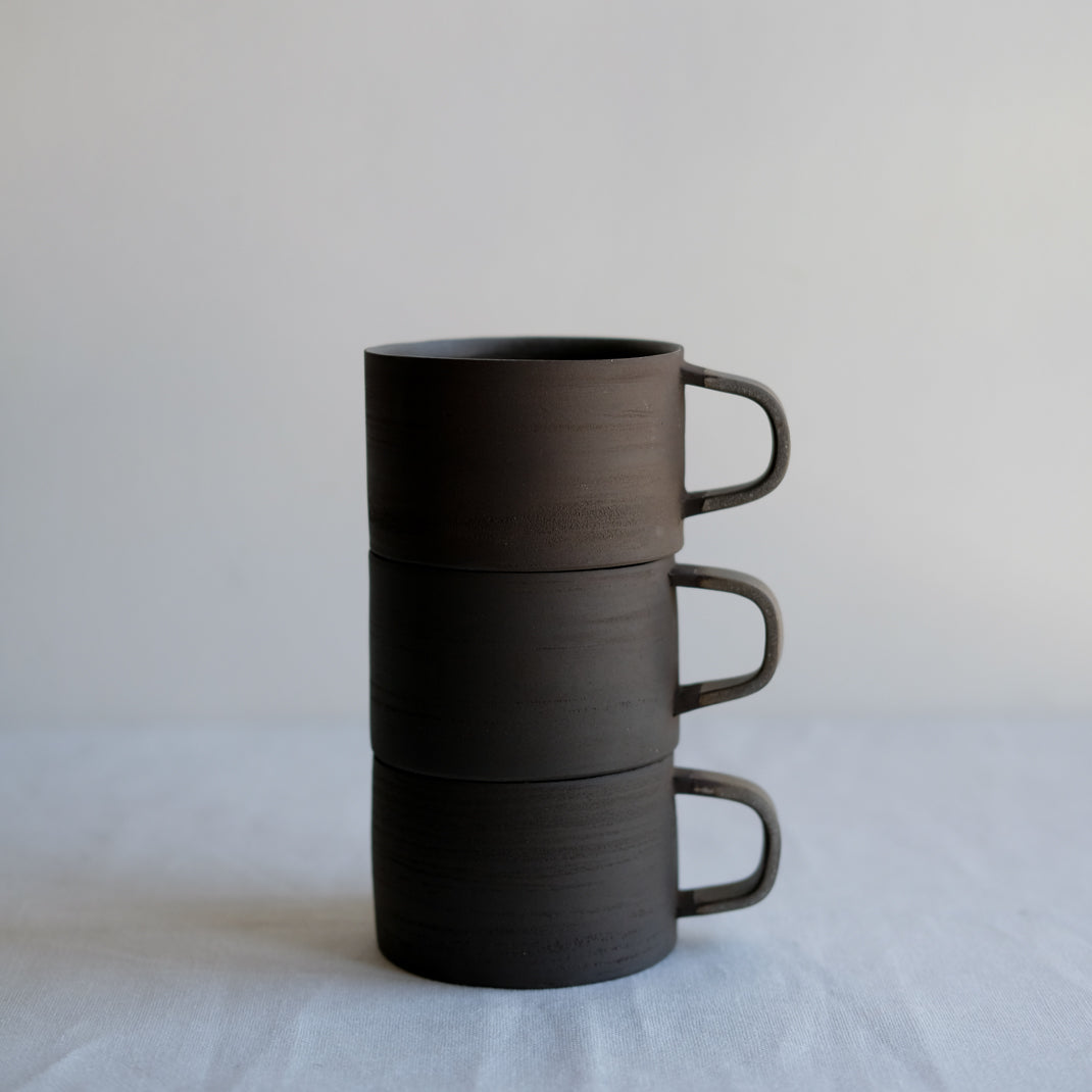Tasse "Lava" couleur brun d'Atelier Epiney chez Brutal Ceramics