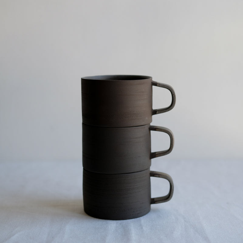 Tasse "Lava" couleur brun d'Atelier Epiney chez Brutal Ceramics