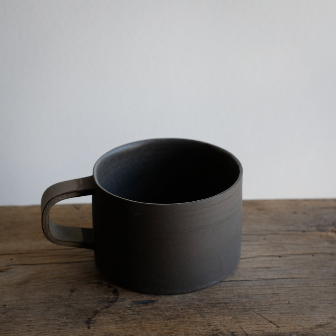 Tasse "Lava" couleur brun d'Atelier Epiney chez Brutal Ceramics