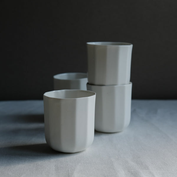 Tasse blanche en porcelaine de Charlotte Lascève chez Brutal Ceramics