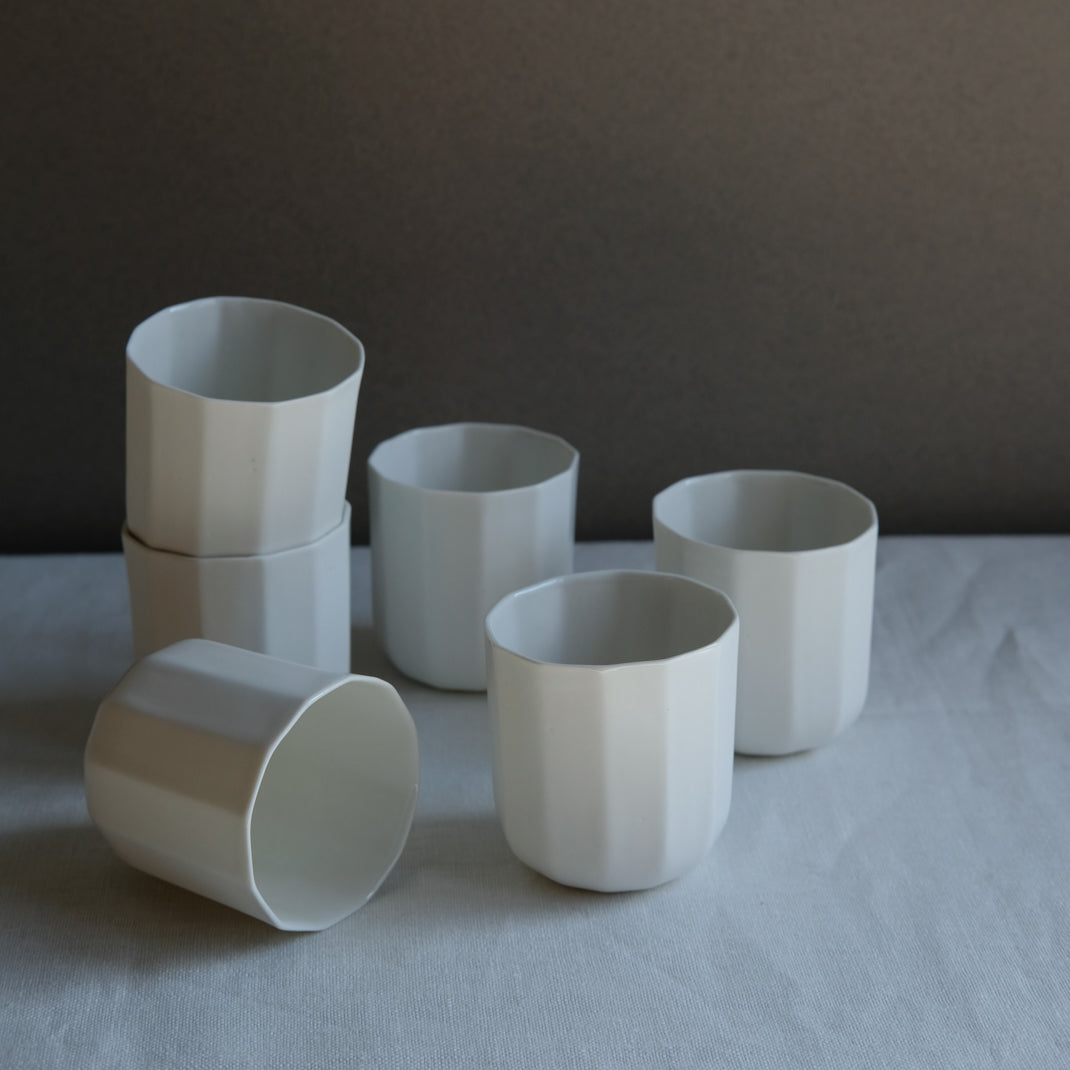 Tasse blanche en porcelaine de Charlotte Lascève chez Brutal Ceramics