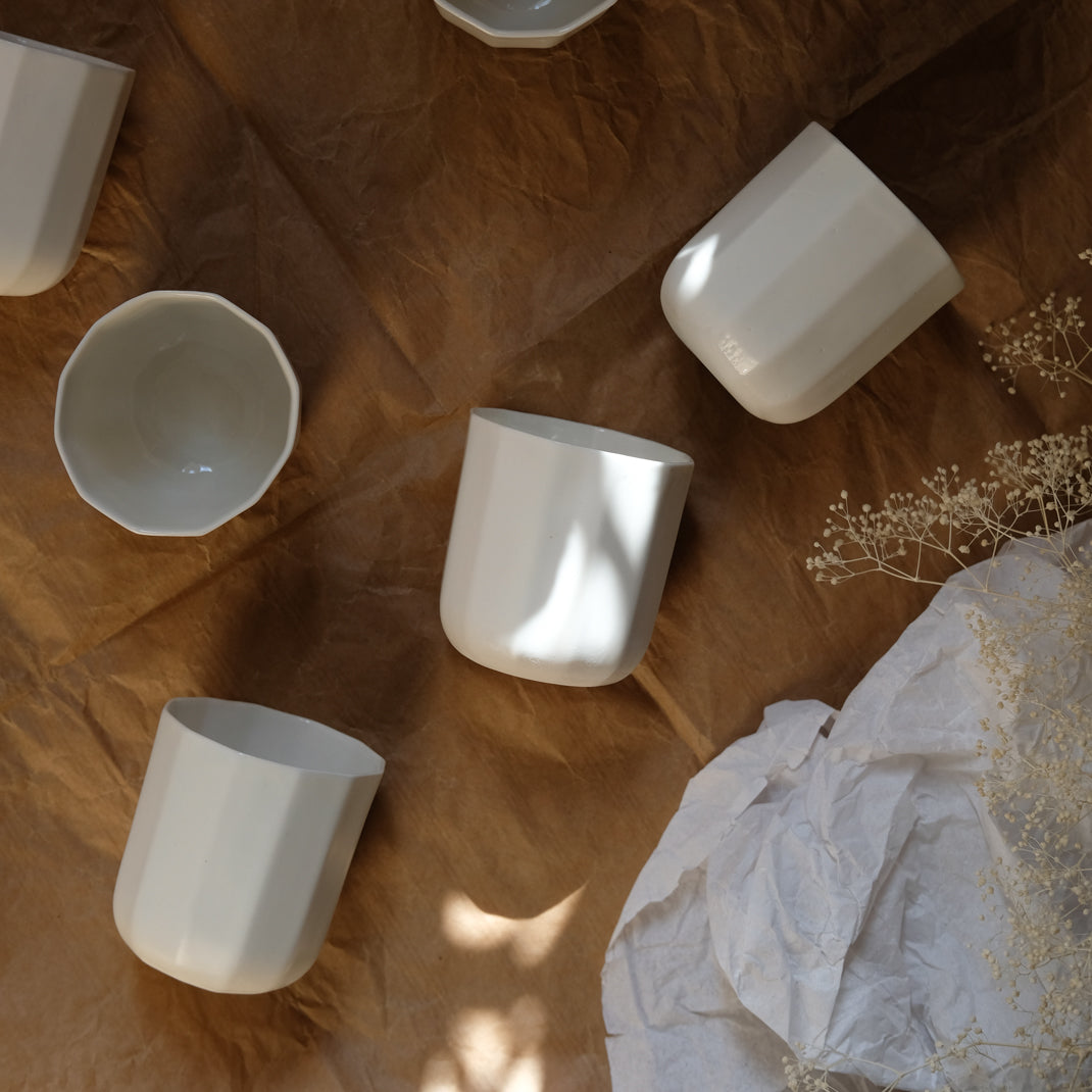 Tasse blanche en porcelaine de Charlotte Lascève chez Brutal Ceramics