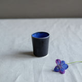 Tasse à expresso bleu de Charlotte Lascève chez Brutal Ceramics