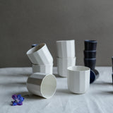 Tasse blanche en porcelaine de Charlotte Lascève chez Brutal Ceramics