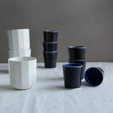 Tasse à expresso bleu de Charlotte Lascève chez Brutal Ceramics