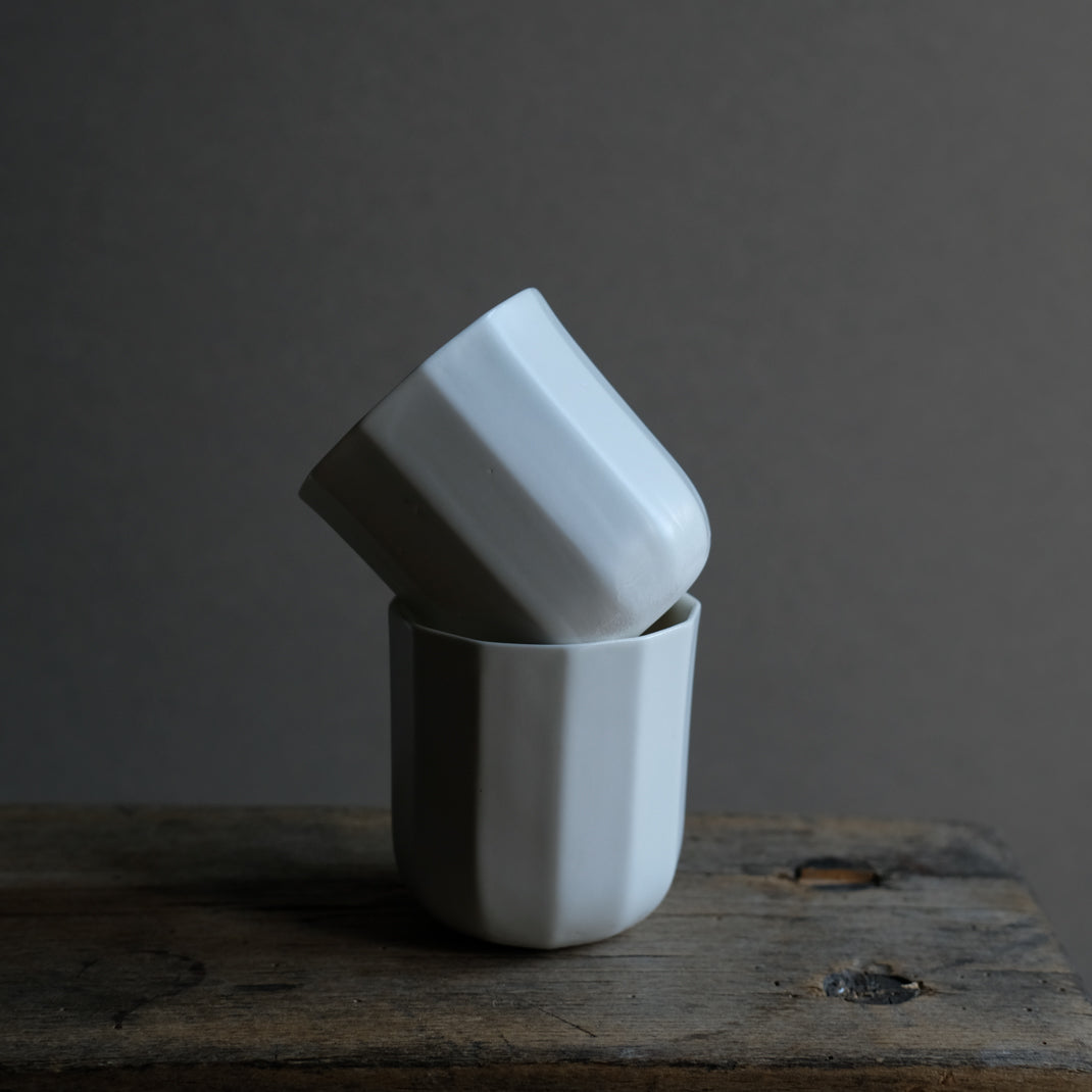 Tasse blanche en porcelaine de Charlotte Lascève chez Brutal Ceramics