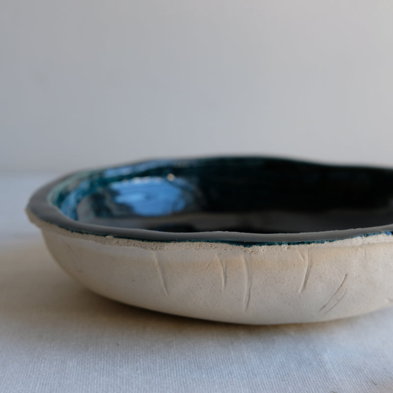 Assiette creuse Ima d'Emmanuelle Roule chez Brutal Ceramics