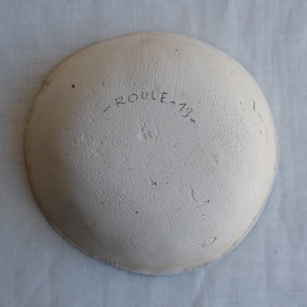 Petite assiette creuse Ima d'Emmanuelle Roule chez Brutal Ceramics