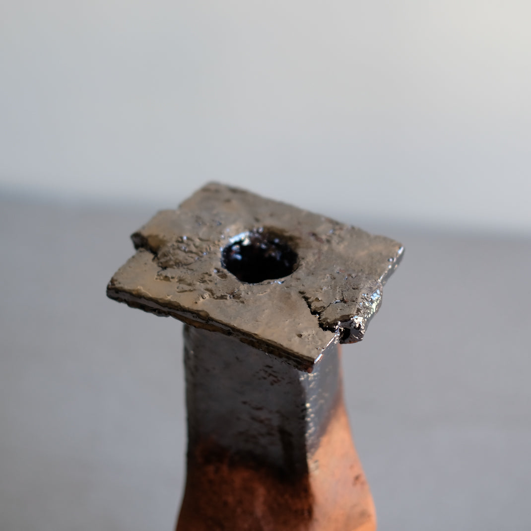 Vase Nando_02 d'Emmanuelle Roule chez Brutal Ceramics