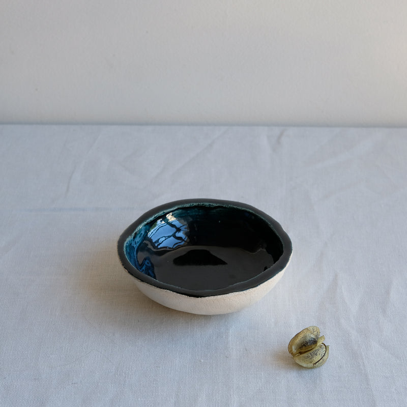 Petite assiette creuse Ima d'Emmanuelle Roule chez Brutal Ceramics