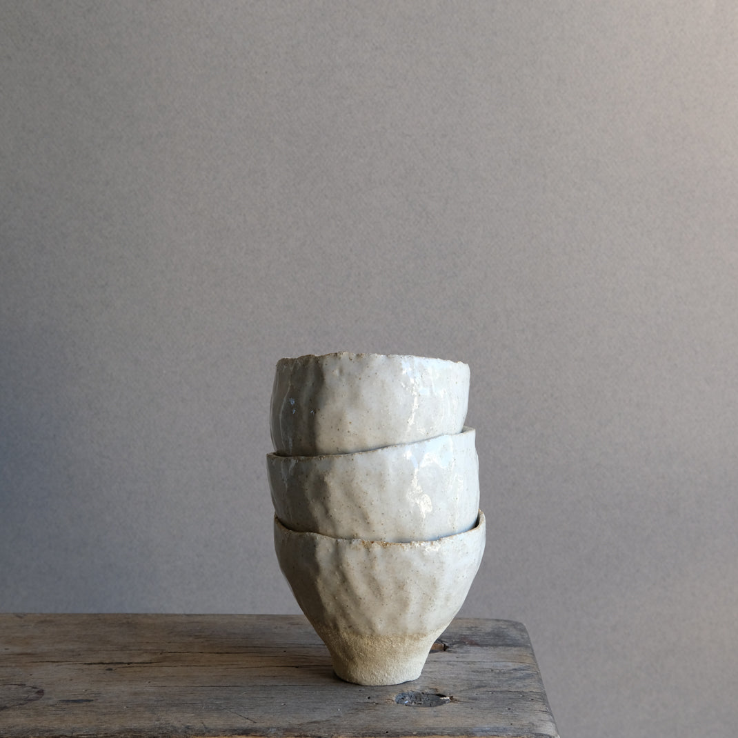 Tasse en grès de Judith Lasry chez Brutal Ceramics