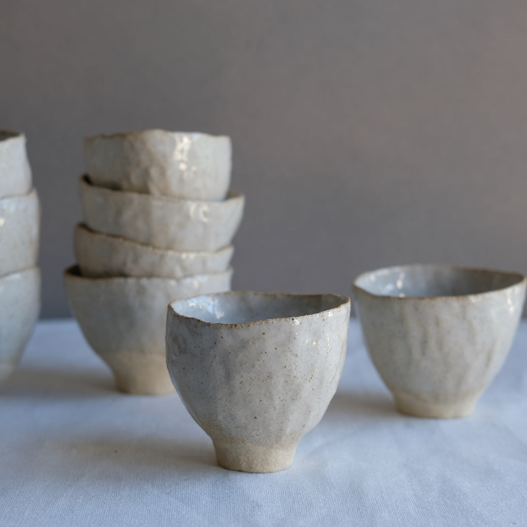 Tasse en grès de Judith Lasry chez Brutal Ceramics