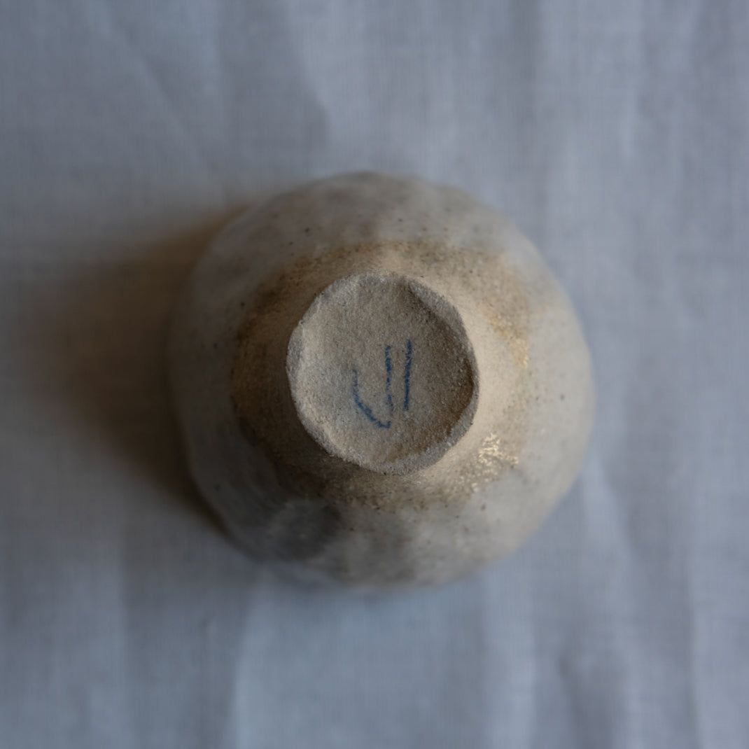 Tasse en grès de Judith Lasry chez Brutal Ceramics