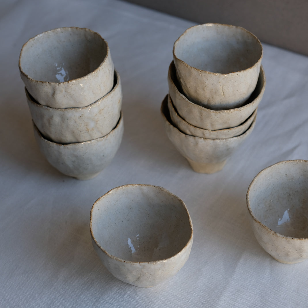 Tasse en grès de Judith Lasry chez Brutal Ceramics