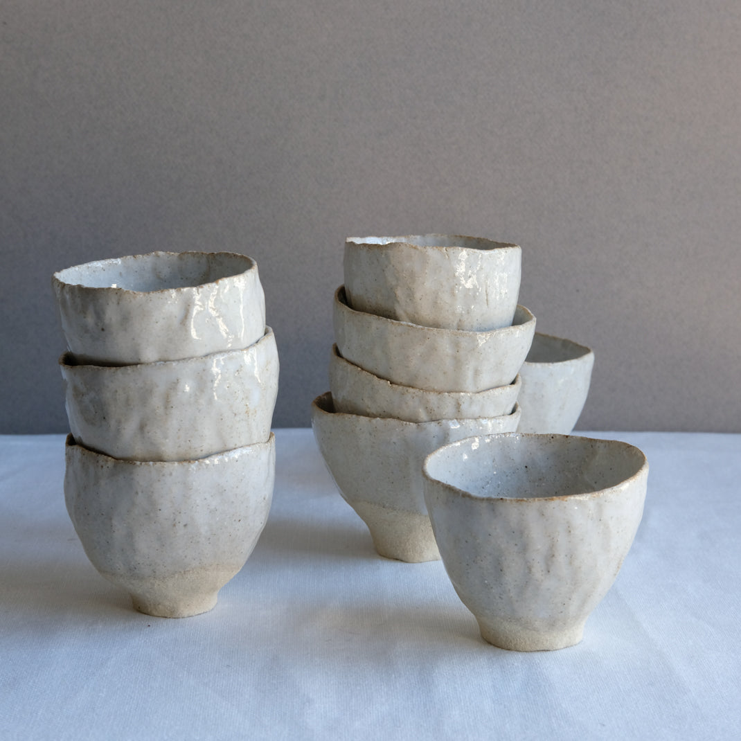 Tasse en grès de Judith Lasry chez Brutal Ceramics