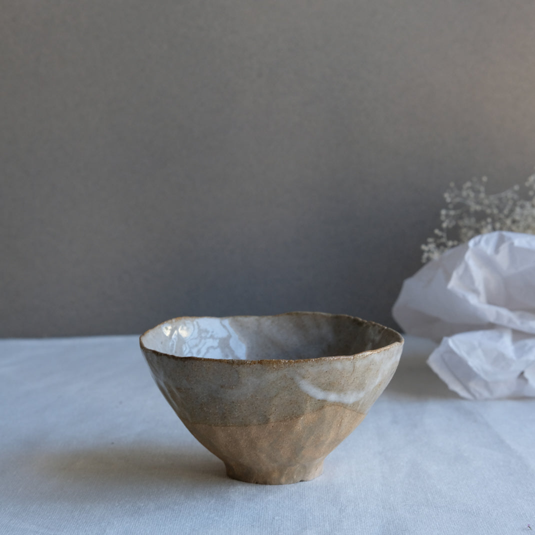 Petit bol pincé de Judith Lasry chez Brutal Ceramics