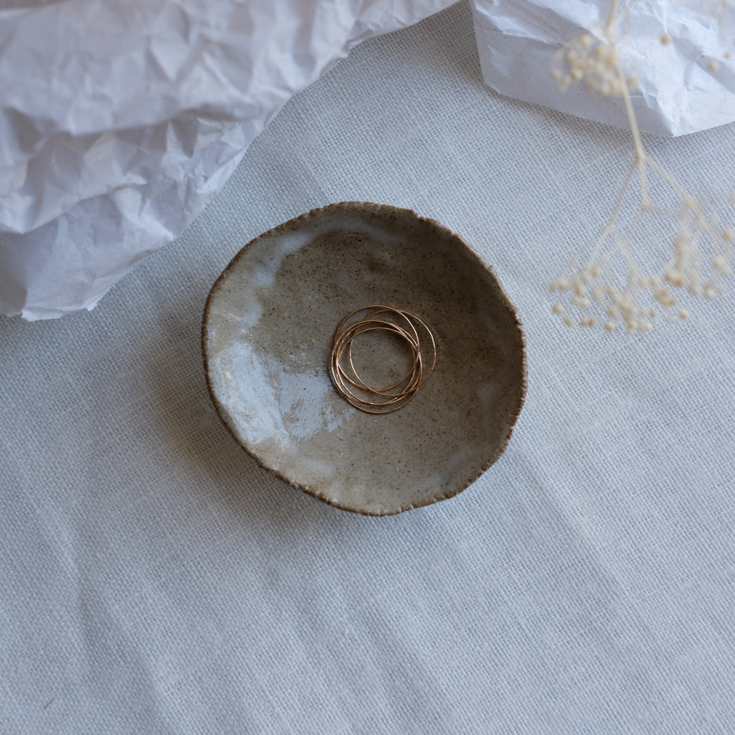 Petit recipient/coupelle de Judith Lasry chez Brutal Ceramics