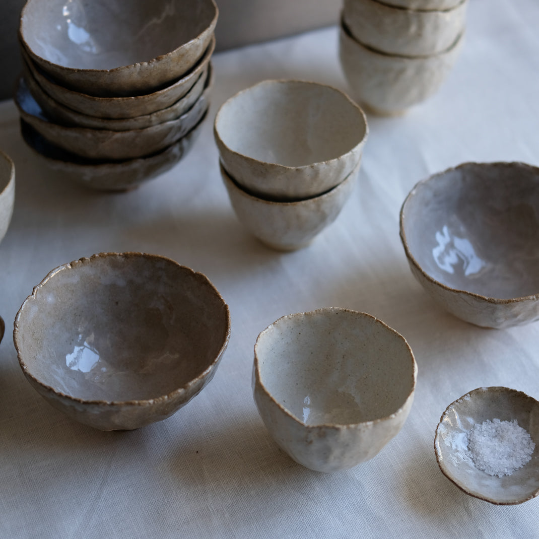 Tasse en grès de Judith Lasry chez Brutal Ceramics