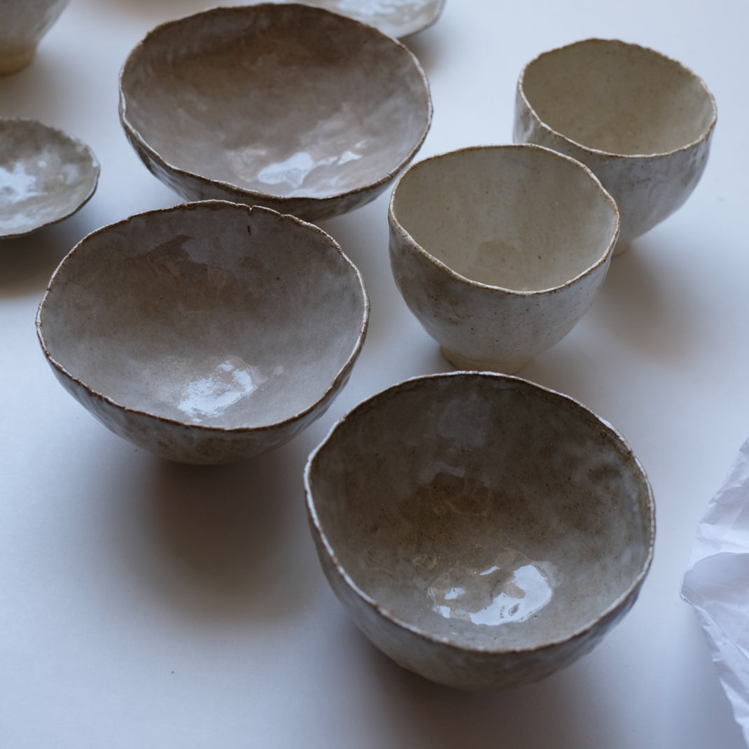 Tasse en grès de Judith Lasry chez Brutal Ceramics