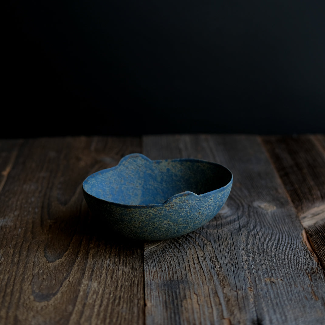 Bol oval bleu/vert de Linda Ouhbi chez Brutal Ceramics