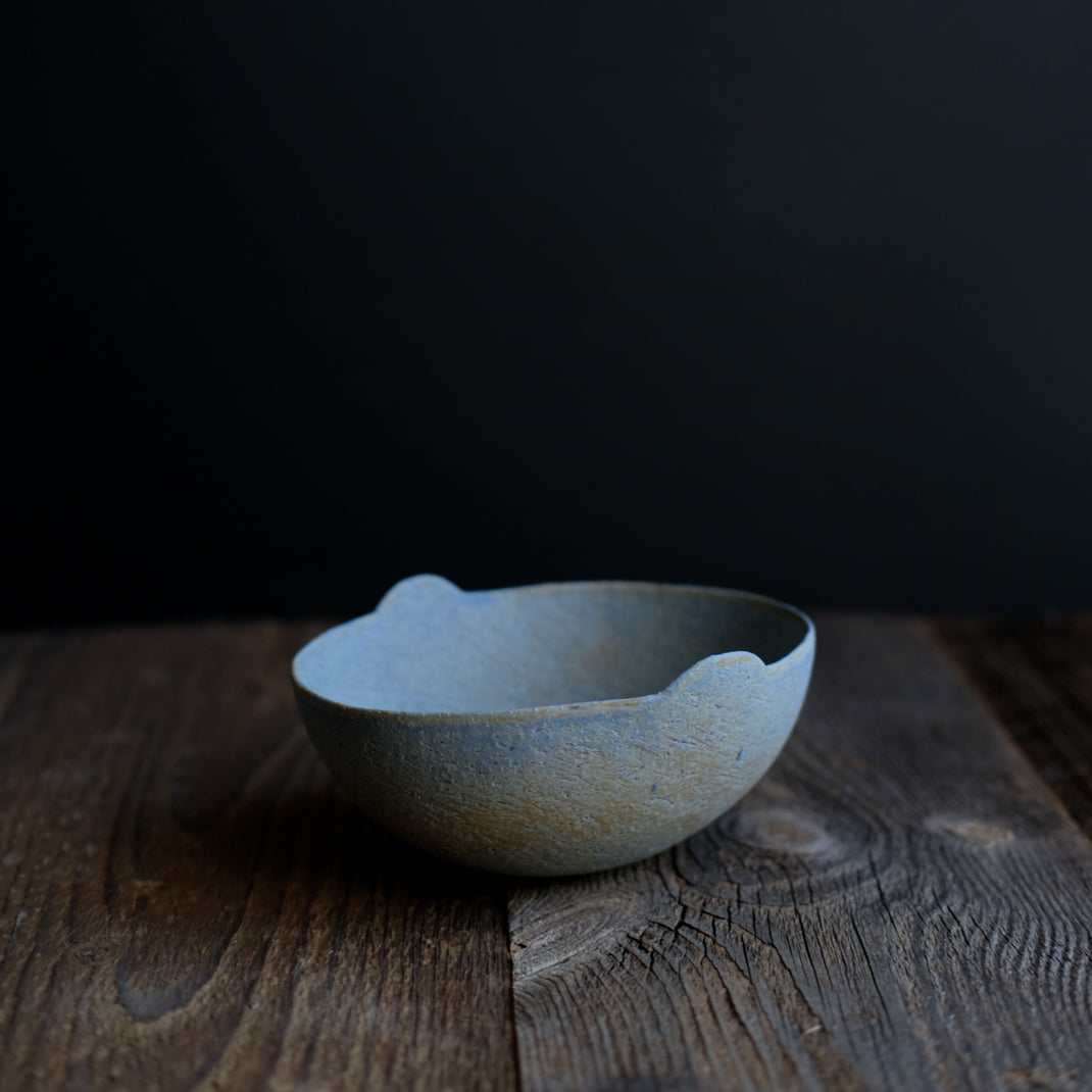 Bol oval ocre/bleu clair de Linda Ouhbi chez Brutal Ceramics
