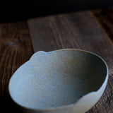 Bol oval ocre/bleu clair de Linda Ouhbi chez Brutal Ceramics