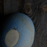 Bol oval bleu/vert de Linda Ouhbi chez Brutal Ceramics