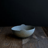 Bol oval ocre/bleu clair de Linda Ouhbi chez Brutal Ceramics