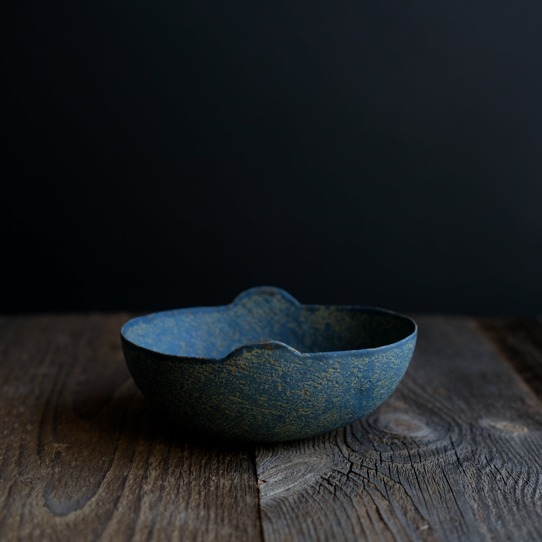 Bol oval bleu/vert de Linda Ouhbi chez Brutal Ceramics