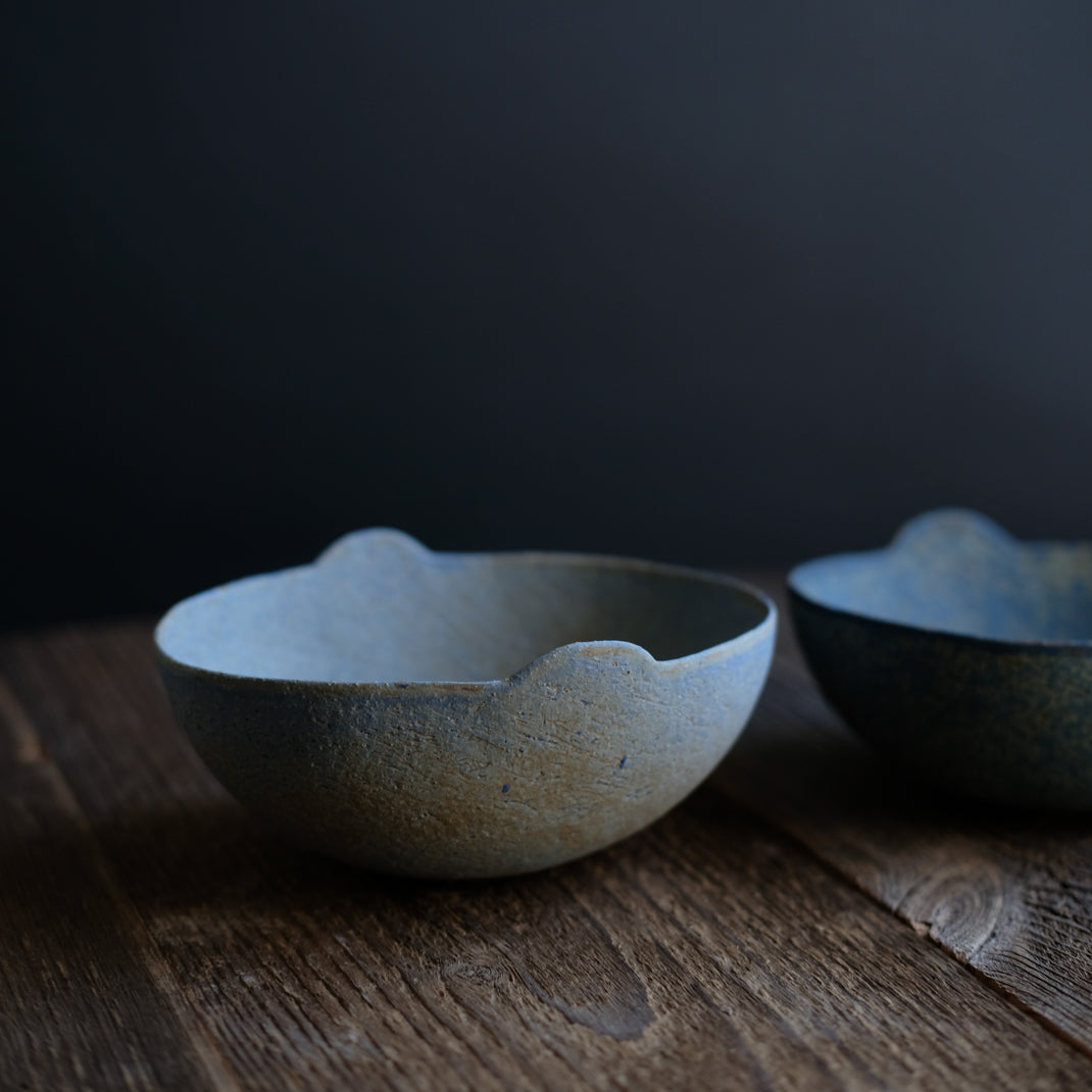 Bol oval ocre/bleu clair de Linda Ouhbi chez Brutal Ceramics