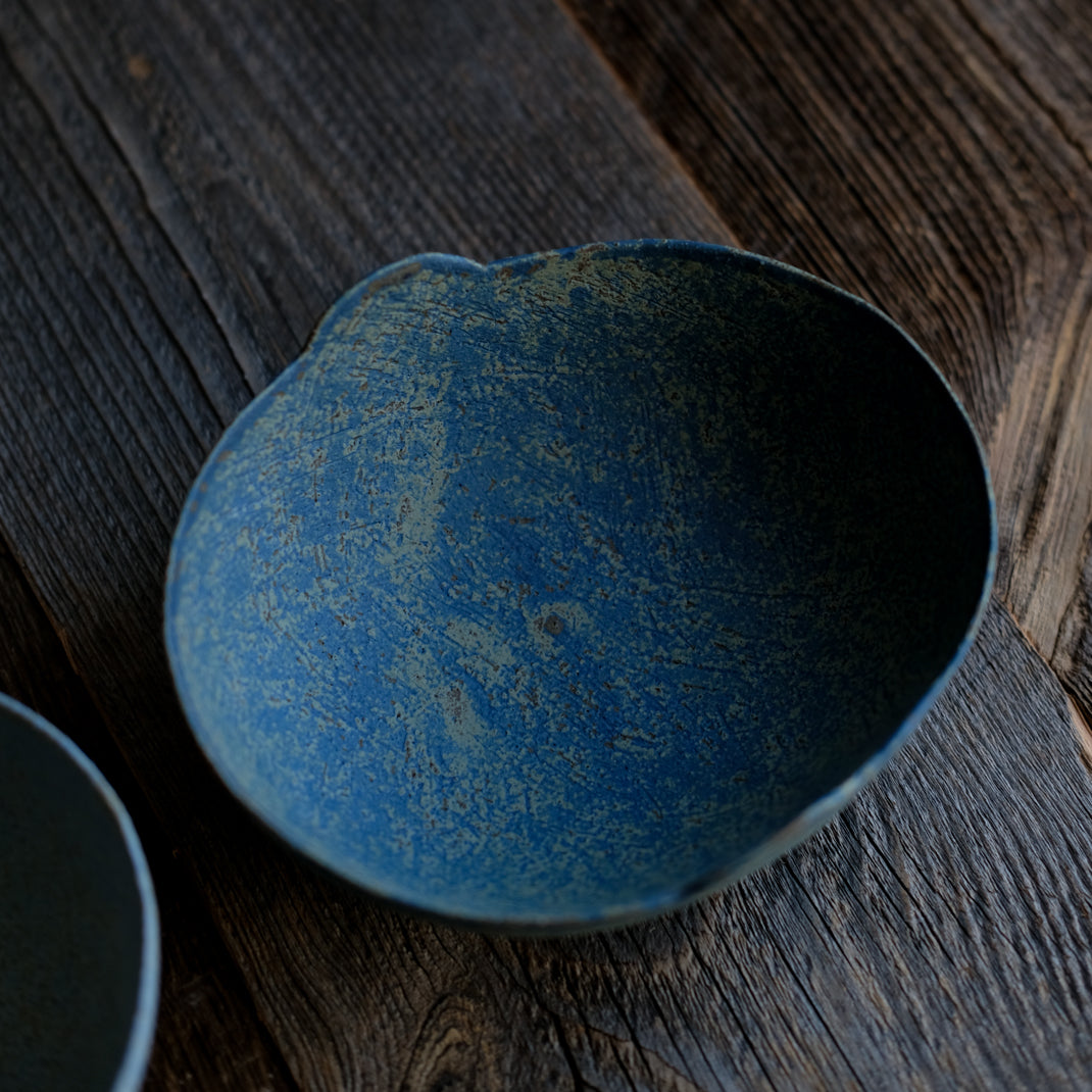 Bol oval bleu/vert de Linda Ouhbi chez Brutal Ceramics