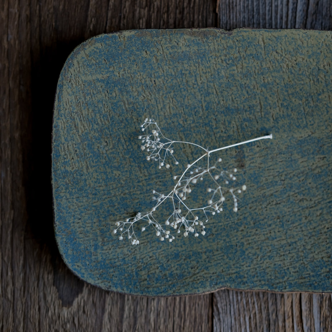Plat rectangulaire vert/brun de Linda Ouhbi chez Brutal Ceramics